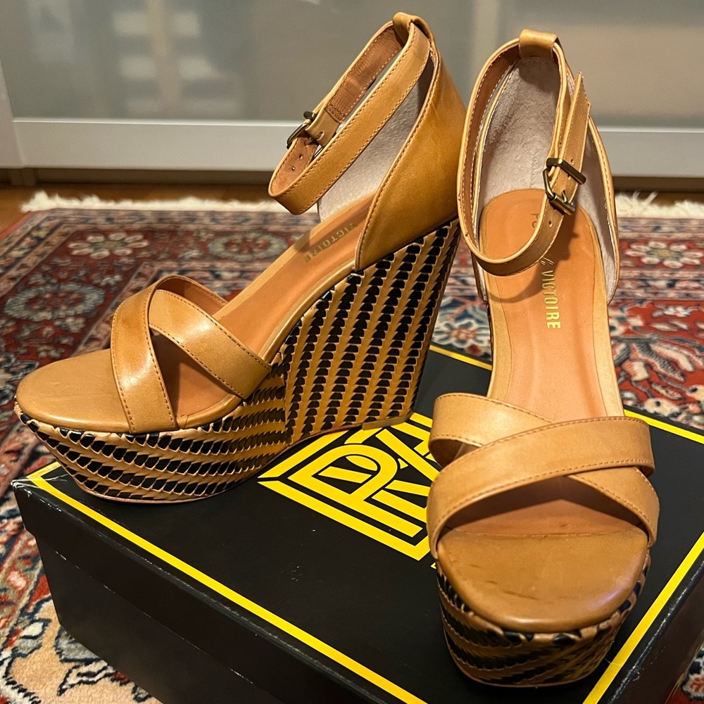 Pour La Victoire Bonita Wedge Sandal in Saddle Brown Vegetal Multicolor Leather